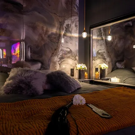 Oulala, Amour, Parking Prive Et Vive La Vie